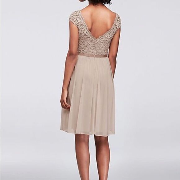 ✨DAVID'S BRIDAL Quartz Lavender short lace and mesh dress with illusion neckline - Picture 3 of 8